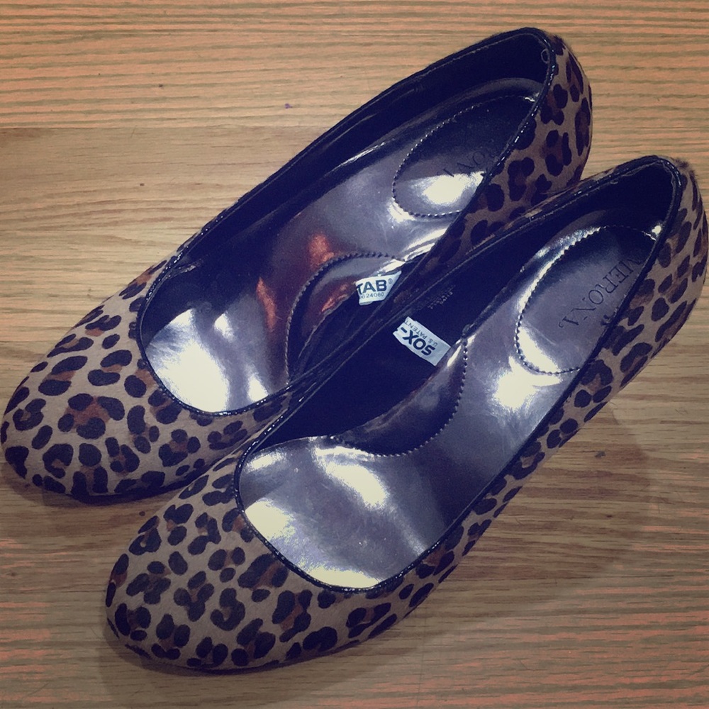 Calf hair leopard print pumps